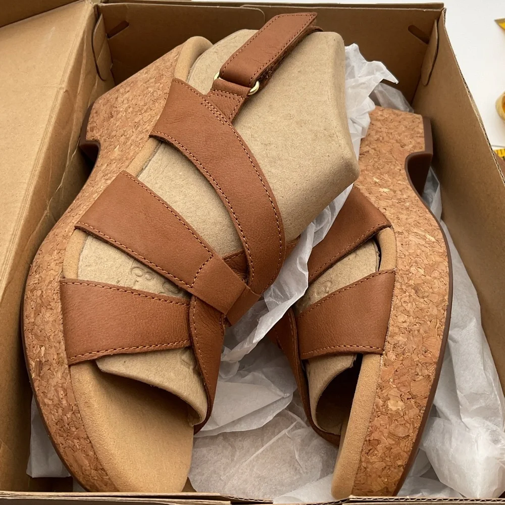 NWT Clarks Women's‎ Giselle Beach Sandals - Tan